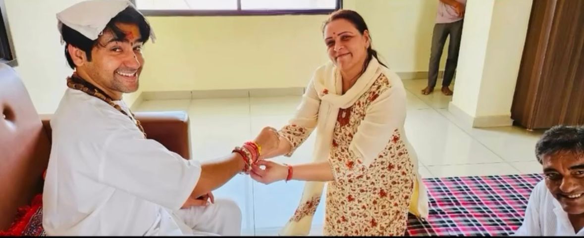 Bageshwar Baba Dhirendra Shashtri Celebrates Rakhi with Nidarshana Ramesh Gowani at Bageshwar Dham