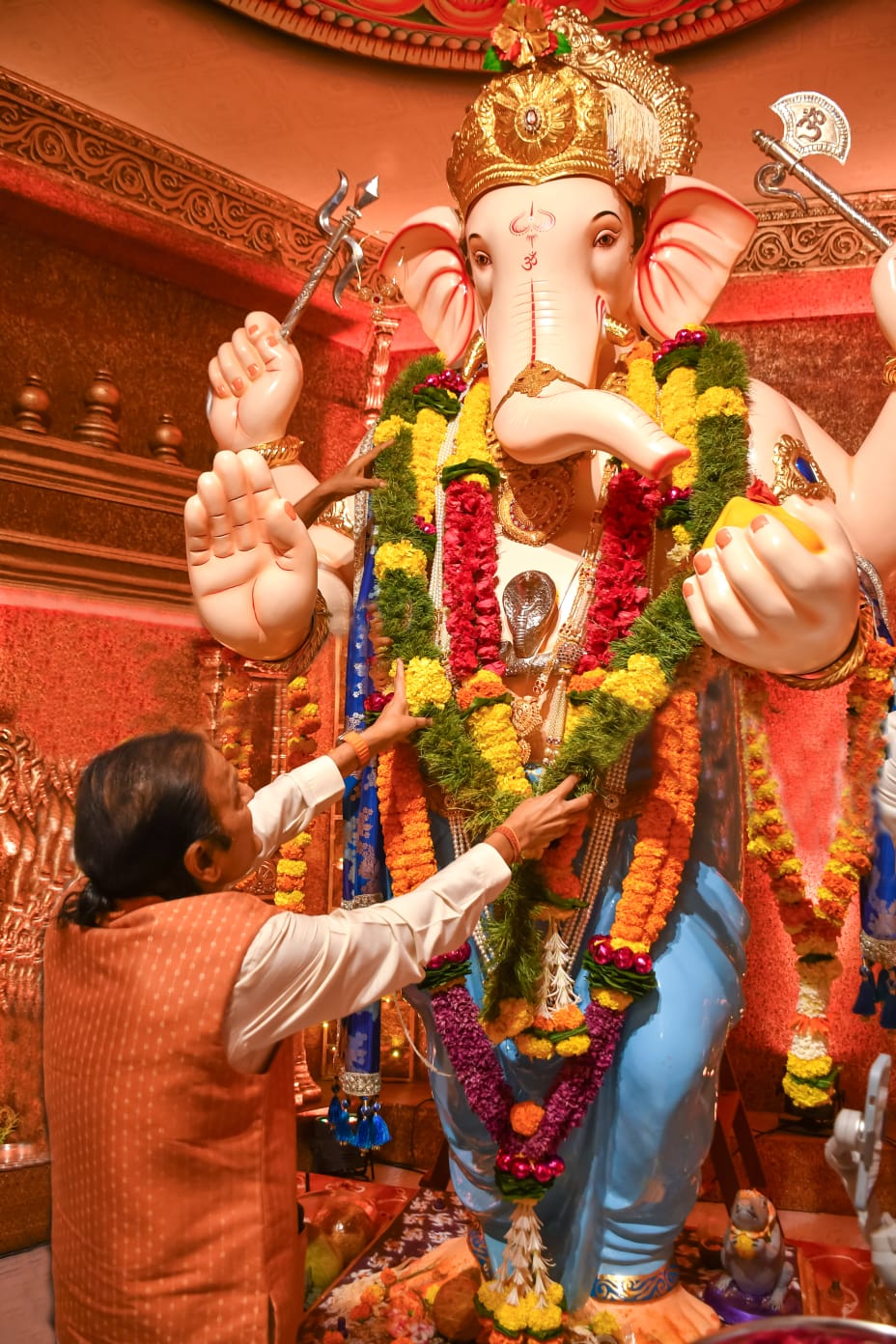 Dr. Dinesh Shahra Advocates for Tradition and Unity, Extends Support to Mumbai’s Ganpati Celebrations