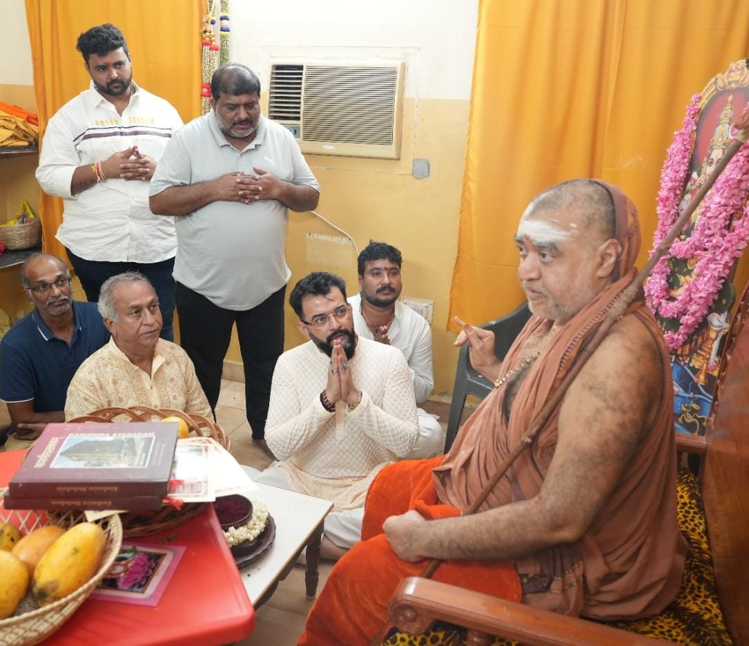 A Divine Encounter in with Jagatguru Shankara Vijayendra Saraswati:- Tapan Acharya Seeks Blessings from Jagatguru Shri Shankara Vijayendra Saraswati Swamigal