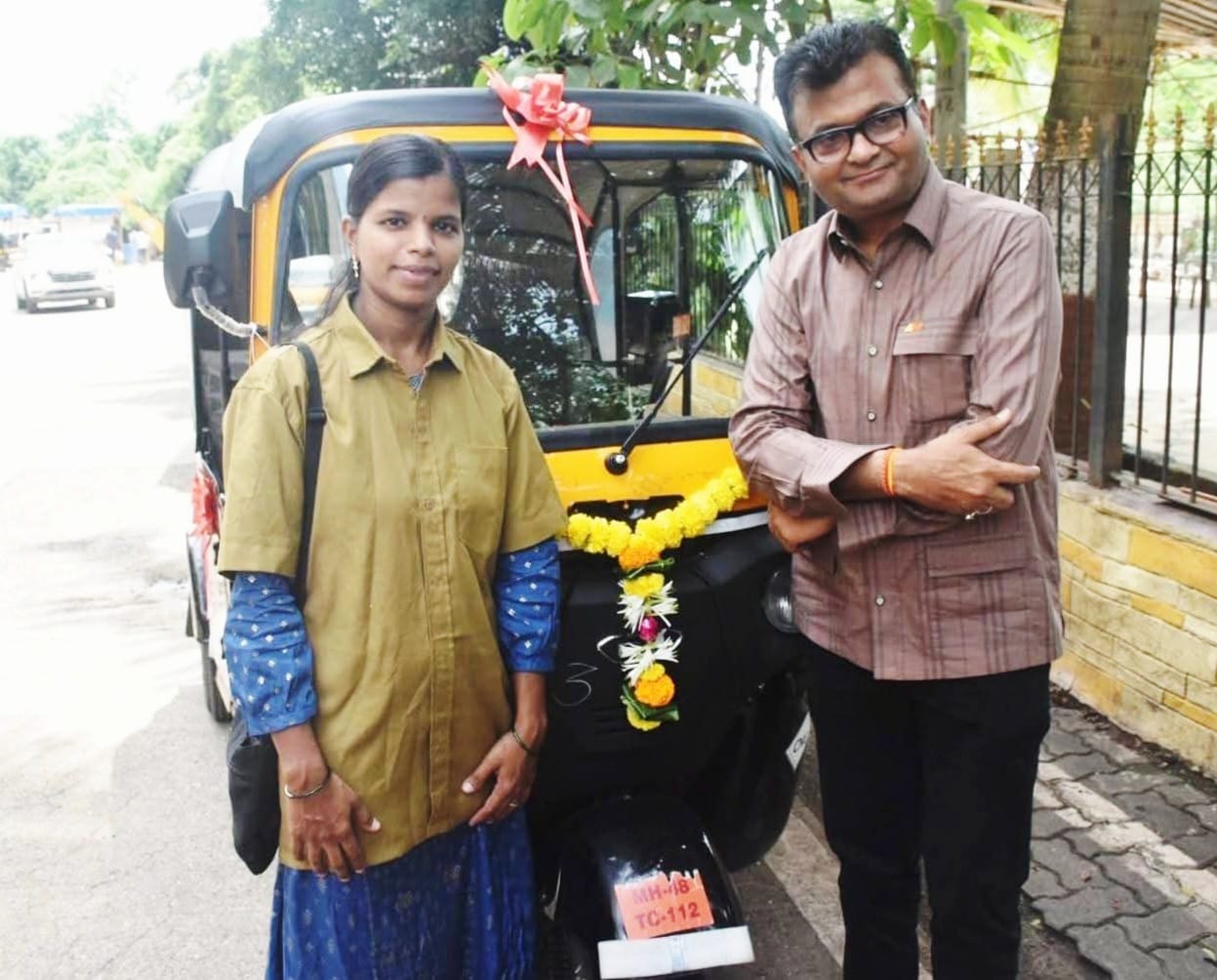 Mumbai Social Activist Gifts Auto Rickshaw to Woman Driver on Raksha Bandhan