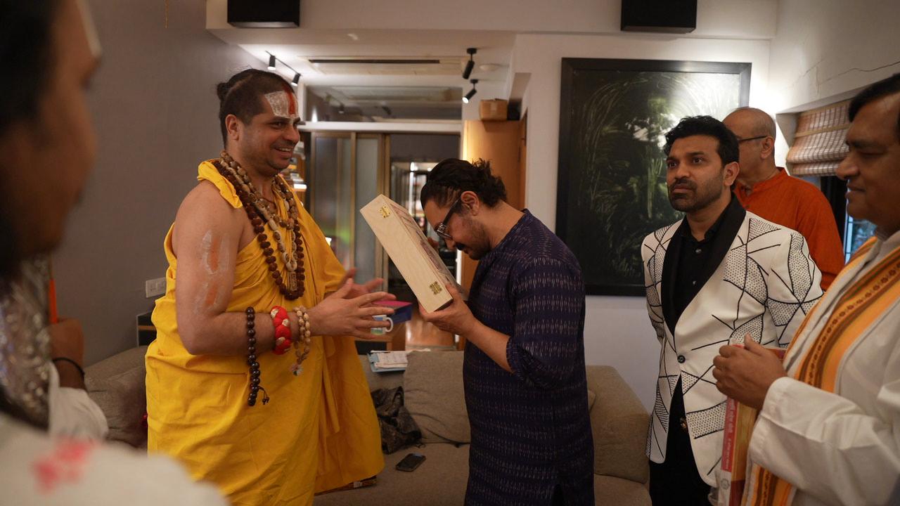 Aamir Khan Meets Jagadguru Swami Satishcharya Maharaj, Receives Insight on Personal, National, and Sanatan Dharma